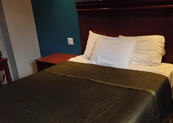 Queensway Motel hotel thumbnail 2