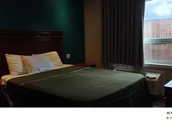 Queensway Motel hotel thumbnail 3