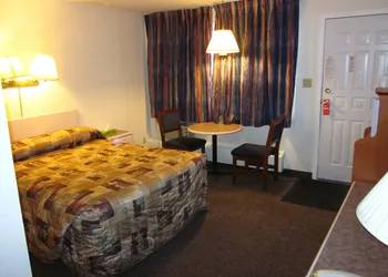 Chinook Motel hotel thumbnail 5