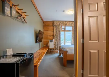 Basecamp Lodge Golden hotel thumbnail 4