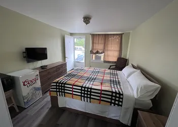 Maple Leaf Motel hotel thumbnail 3