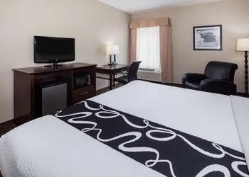 La Quinta Inn & Suites by Wyndham Inglewood hotel thumbnail 4