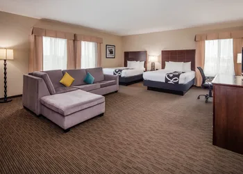 La Quinta Inn & Suites by Wyndham Inglewood hotel thumbnail 7