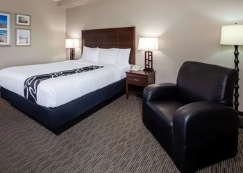 La Quinta Inn & Suites by Wyndham Inglewood hotel thumbnail 8