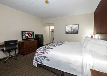 Red Roof Inn & Suites Hazleton hotel thumbnail 4