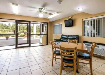 HomeTown Inn & Suites hotel thumbnail 3