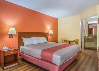 HomeTown Inn & Suites hotel thumbnail 6