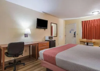 HomeTown Inn & Suites hotel thumbnail 7