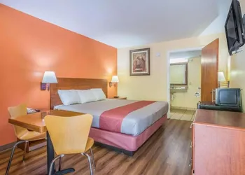 HomeTown Inn & Suites hotel thumbnail 8