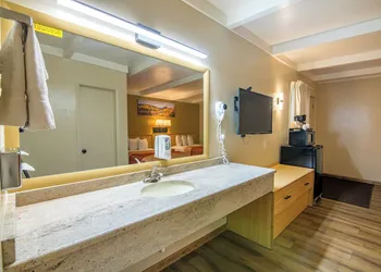 Glenwood Springs Cedar Lodge hotel thumbnail 7