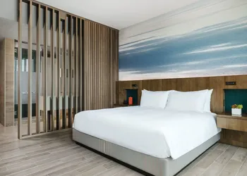 EAST Miami hotel thumbnail 5
