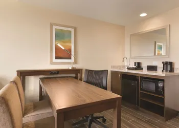 Embassy Suites by Hilton Akron Canton Airport hotel thumbnail 4