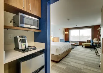 Holiday Inn Express & Suites Galesburg by IHG hotel thumbnail 7