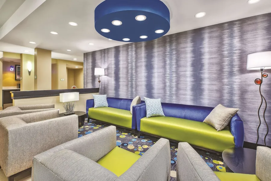La Quinta Inn & Suites by Wyndham Niagara Falls hotel detail image 2