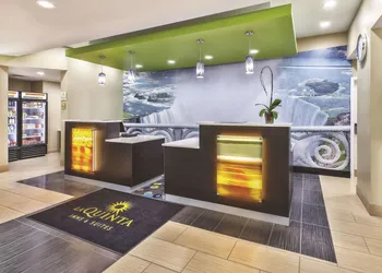La Quinta Inn & Suites by Wyndham Niagara Falls hotel thumbnail 3