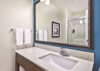 La Quinta Inn & Suites by Wyndham Niagara Falls hotel thumbnail 4