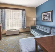 La Quinta Inn & Suites by Wyndham Niagara Falls hotel detail image 5