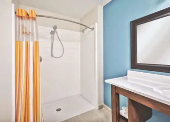 La Quinta Inn & Suites by Wyndham Niagara Falls hotel thumbnail 6