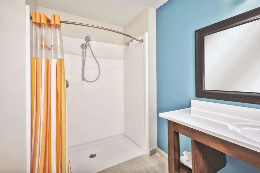 La Quinta Inn & Suites by Wyndham Niagara Falls hotel detail image 6