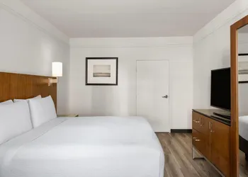 Ramada Suites by Wyndham San Diego/Hotel Circle Area hotel thumbnail 8