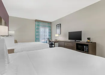 Comfort Inn & Suites hotel thumbnail 7
