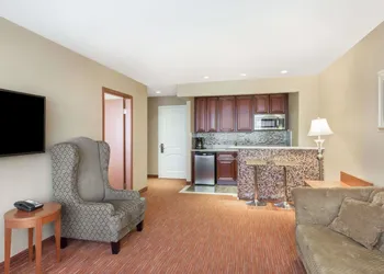 Ramada by Wyndham Flushing Queens hotel thumbnail 4
