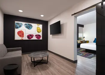 Aloft Beachwood hotel thumbnail 8