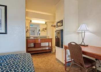 Regency Inn & Suites hotel thumbnail 8