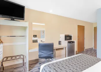Microtel Inn & Suites By Wyndham Clear Lake hotel thumbnail 4