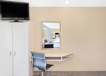 Microtel Inn & Suites By Wyndham Clear Lake hotel thumbnail 5