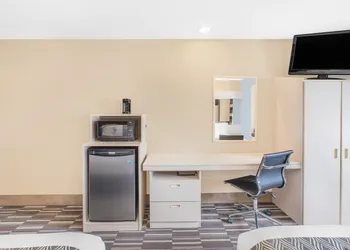 Microtel Inn & Suites By Wyndham Clear Lake hotel thumbnail 7