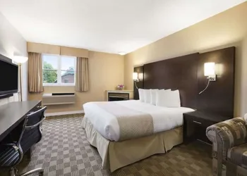 Days Inn & Suites by Wyndham North Bay Downtown hotel thumbnail 7