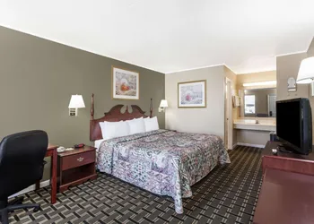Days Inn by Wyndham Lenoir City hotel thumbnail 2