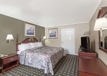 Days Inn by Wyndham Lenoir City hotel thumbnail 3