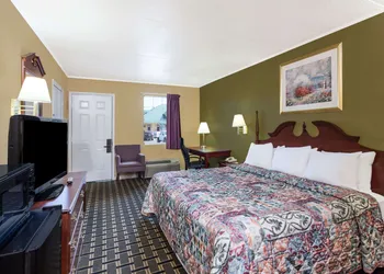 Days Inn by Wyndham Lenoir City hotel thumbnail 4