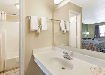 Days Inn by Wyndham Lenoir City hotel thumbnail 5