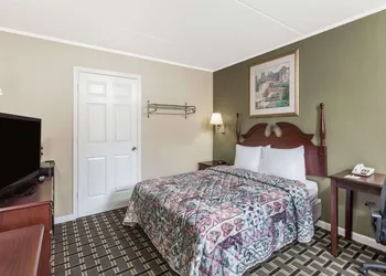 Days Inn by Wyndham Lenoir City hotel thumbnail 6