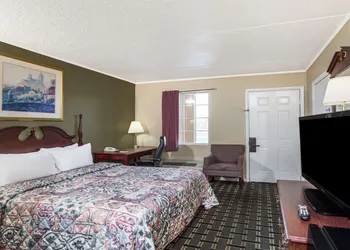 Days Inn by Wyndham Lenoir City hotel thumbnail 8