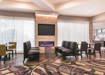 La Quinta Inn & Suites by Wyndham Atlanta Conyers hotel thumbnail 2