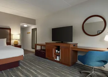 Hampton Inn & Suites Pittsburgh/Harmarville hotel thumbnail 8