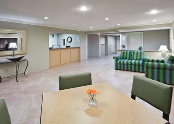 La Quinta Inn & Suites by Wyndham Mansfield OH hotel thumbnail 2