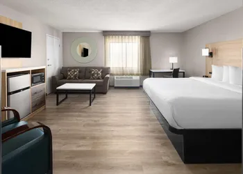 La Quinta Inn & Suites by Wyndham Mansfield OH hotel thumbnail 5