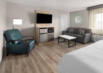 La Quinta Inn & Suites by Wyndham Mansfield OH hotel thumbnail 7