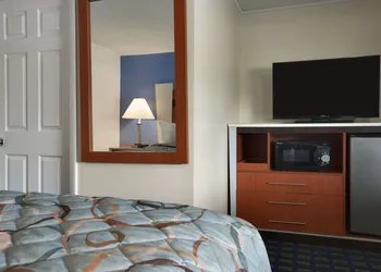 Days Inn by Wyndham West Yarmouth/Hyannis Cape Cod Area hotel thumbnail 4