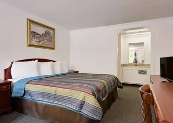 Knights Inn Macedonia hotel thumbnail 3