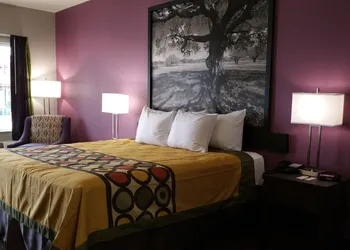 Super 8 by Wyndham Carrizo Springs hotel thumbnail 6