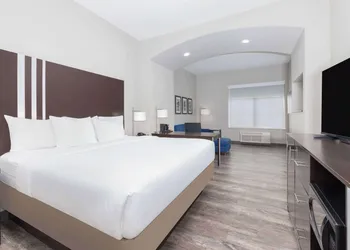 La Quinta Inn & Suites by Wyndham Tyler - University Area hotel thumbnail 6