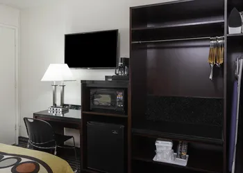 Super 8 by Wyndham San Diego Hotel Circle hotel thumbnail 5