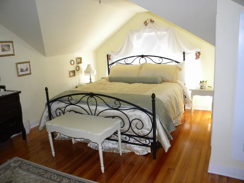 The Decker House Bed & Breakfast hotel detail image 2