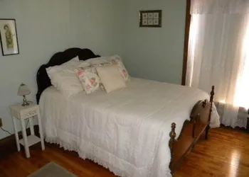 The Decker House Bed & Breakfast hotel thumbnail 3